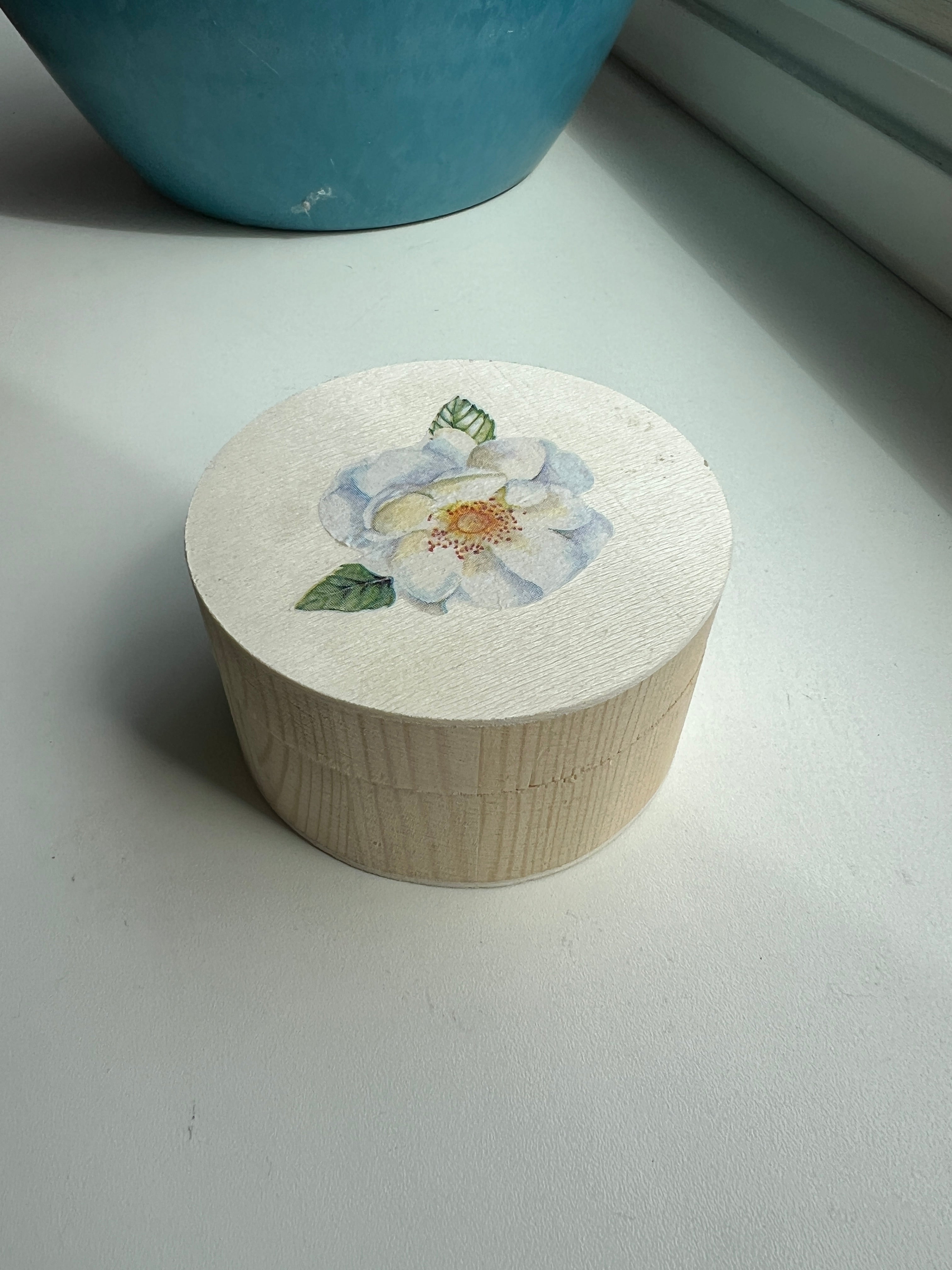 Holzkästchen mit weißer Blume