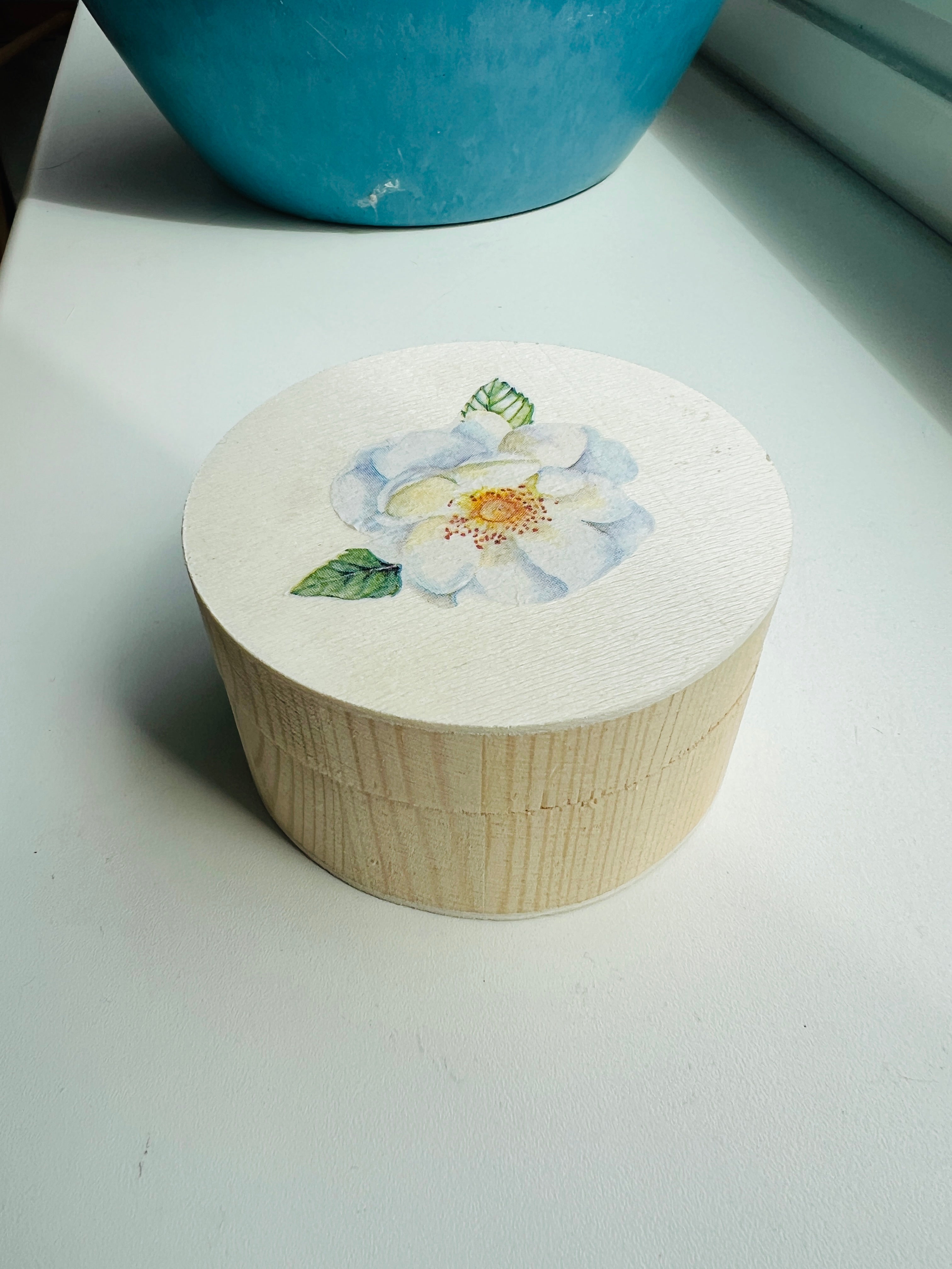 Houten doosje witte bloem