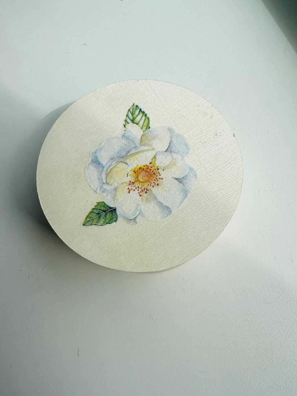 Holzkästchen mit weißer Blume von KEY LIME STORE