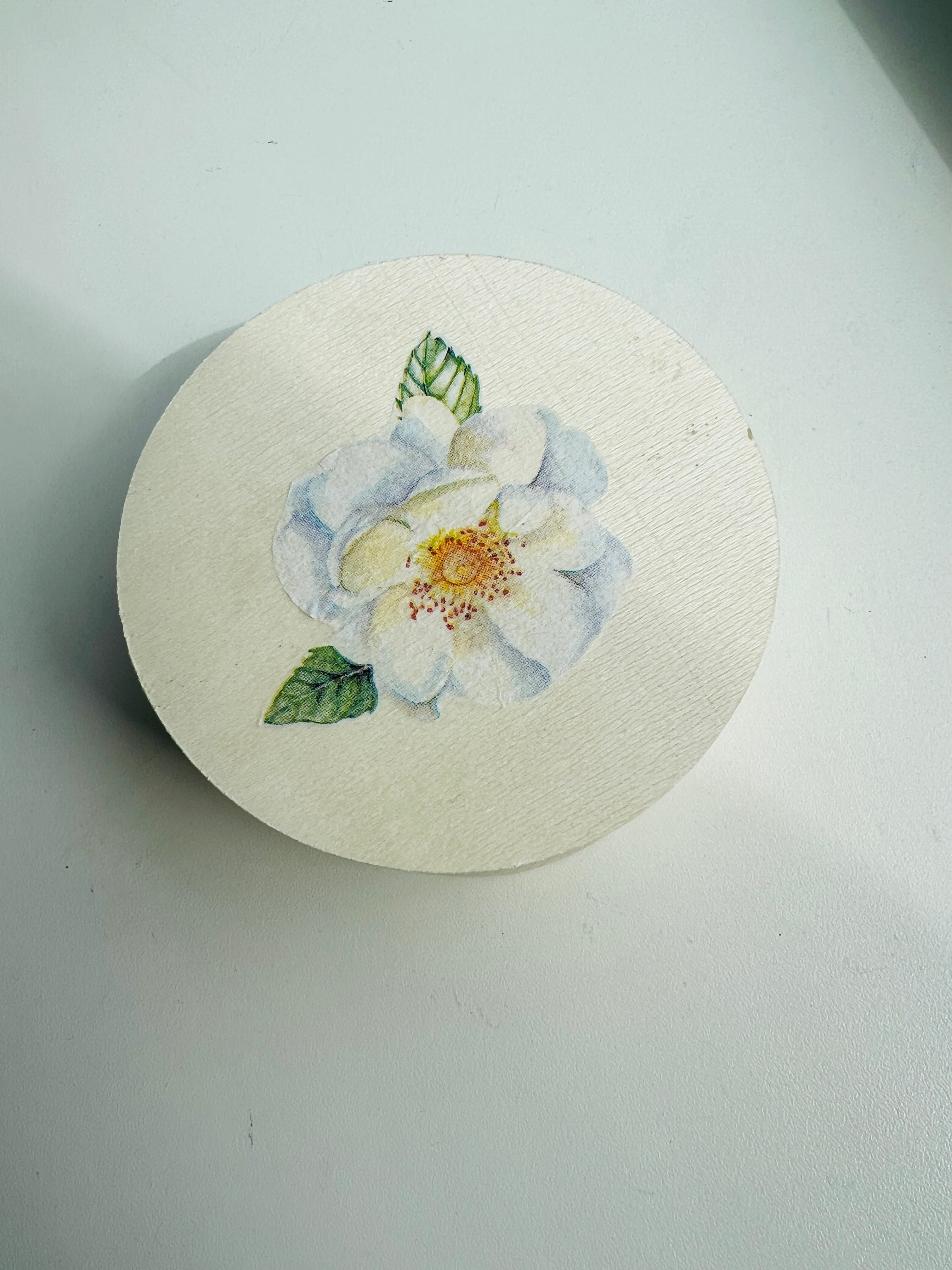 Houten doosje witte bloem