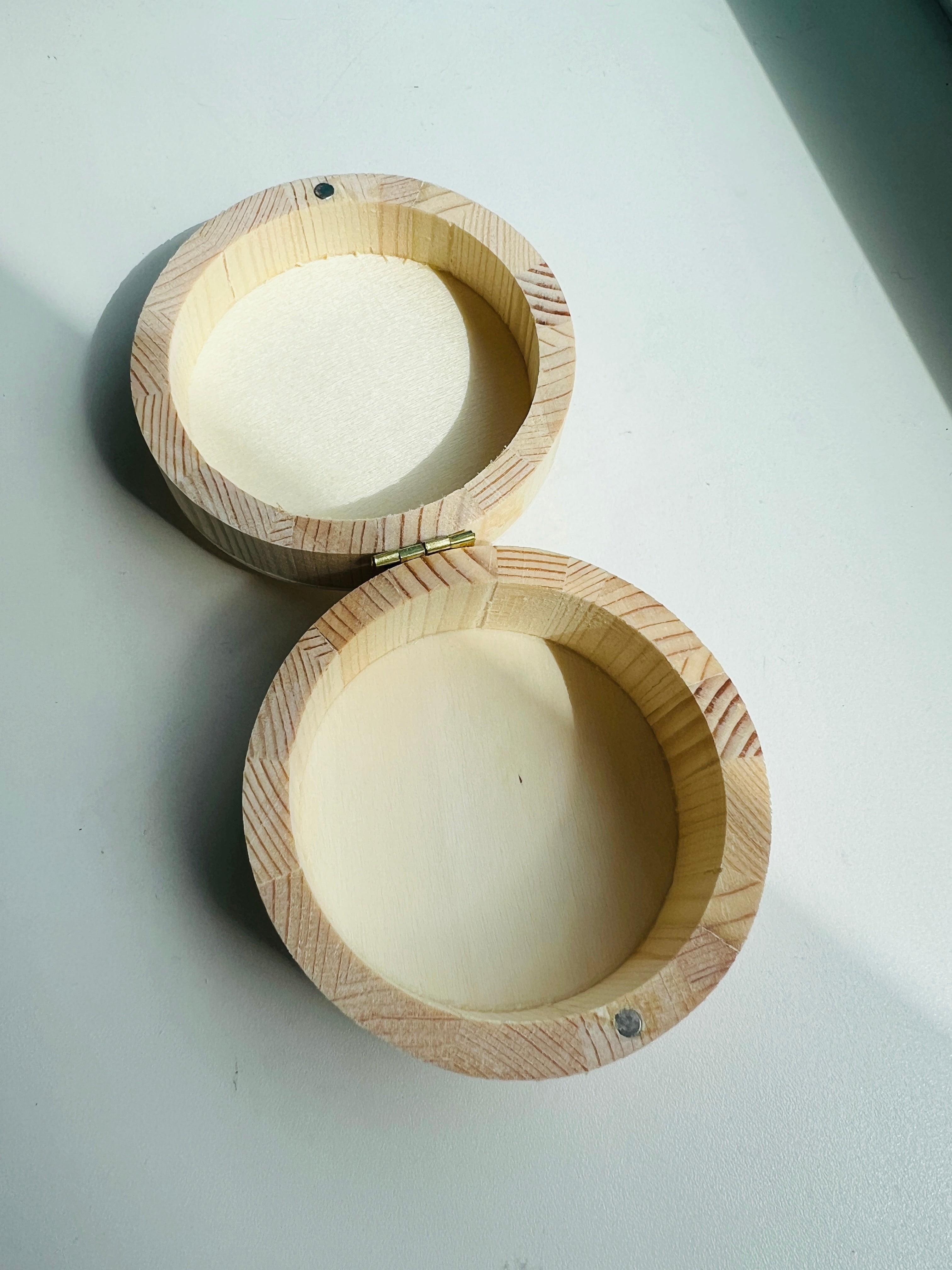 Holzkästchen mit weißer Blume