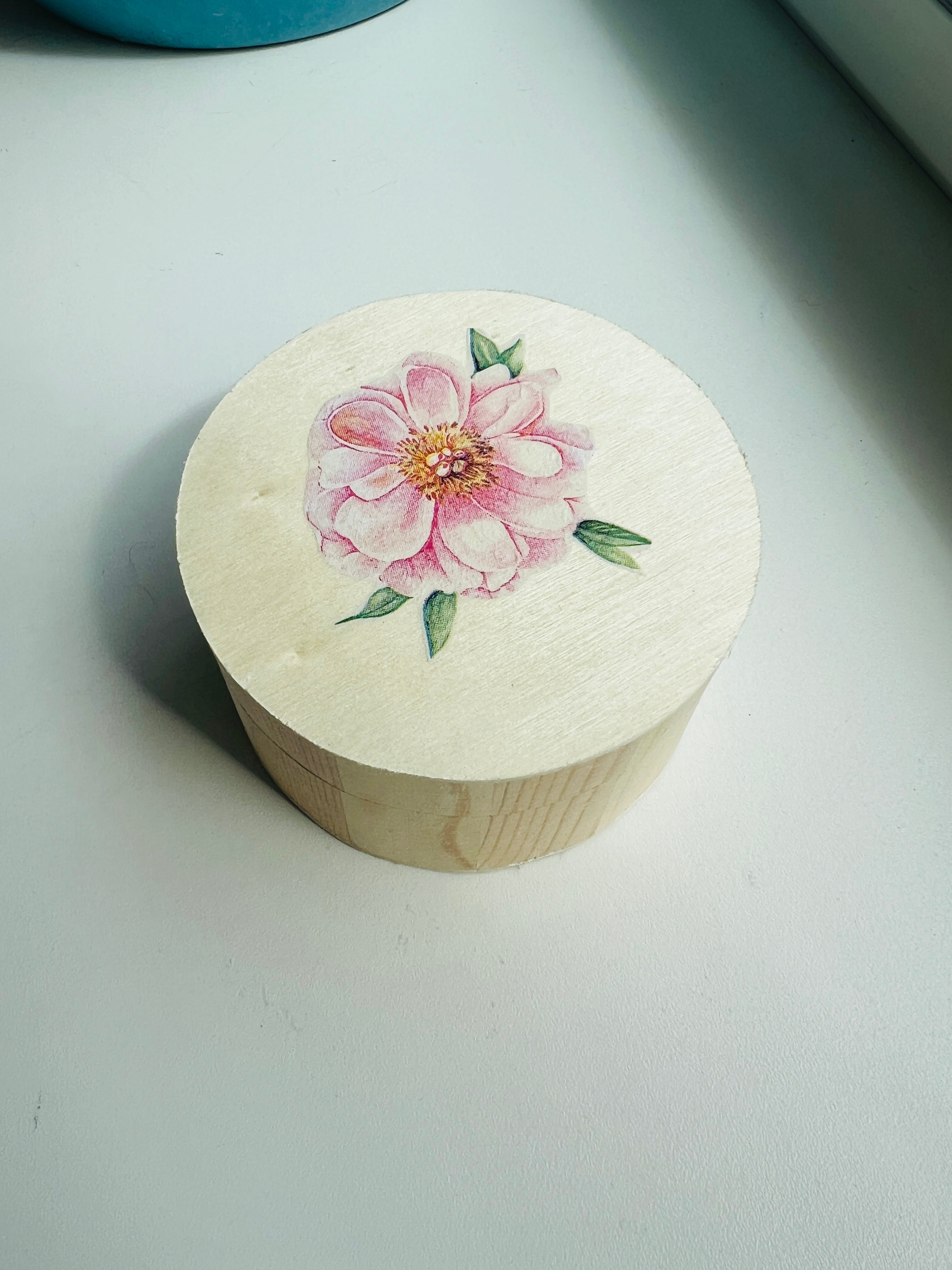 Holzkästchen mit rosa Blume