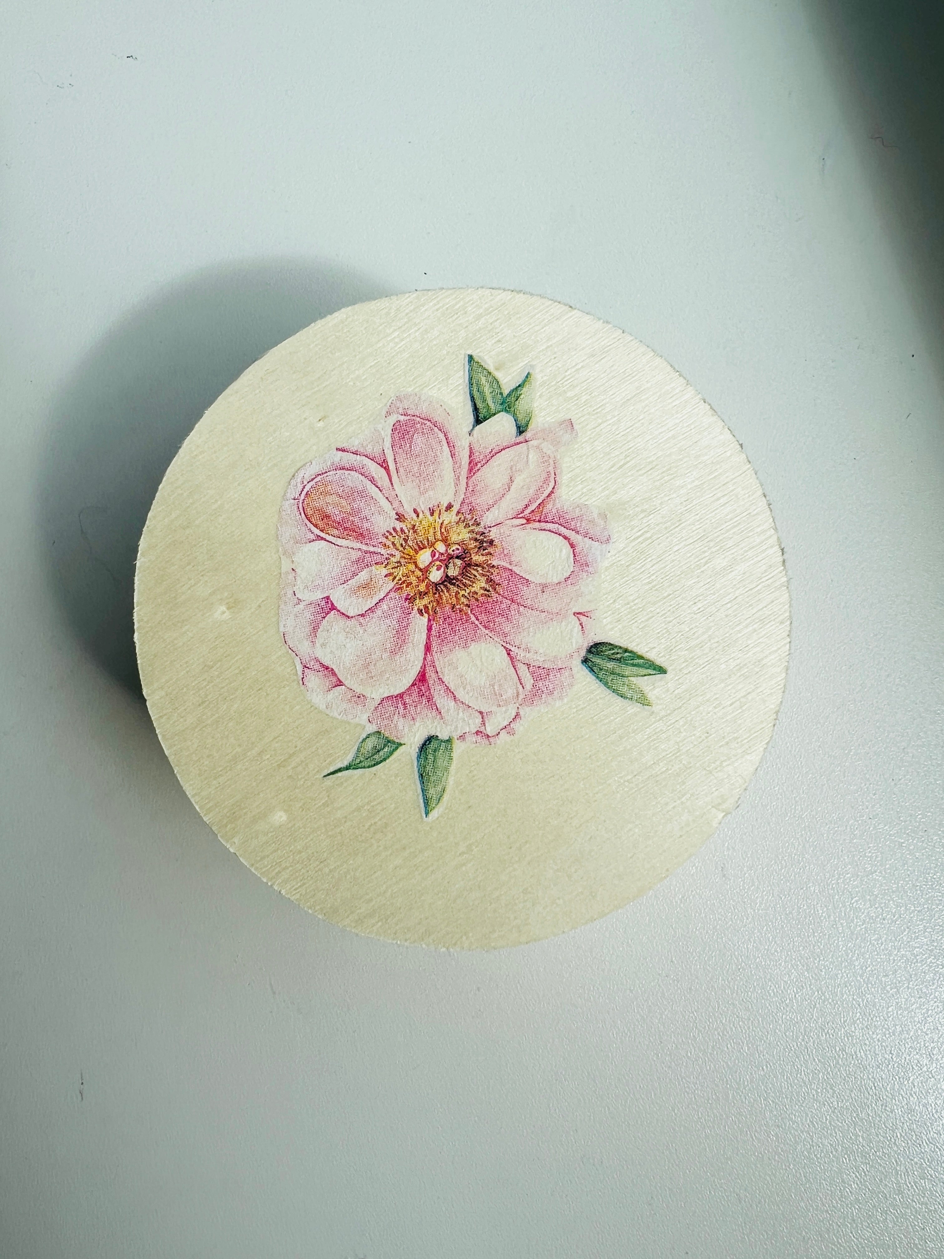 Holzkästchen mit rosa Blume