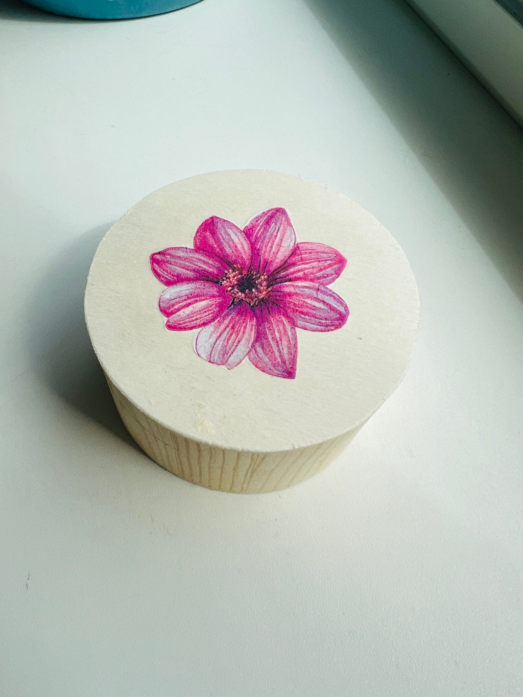 Holzkästchen mit dunkelrosa Blume von KEY LIME STORE