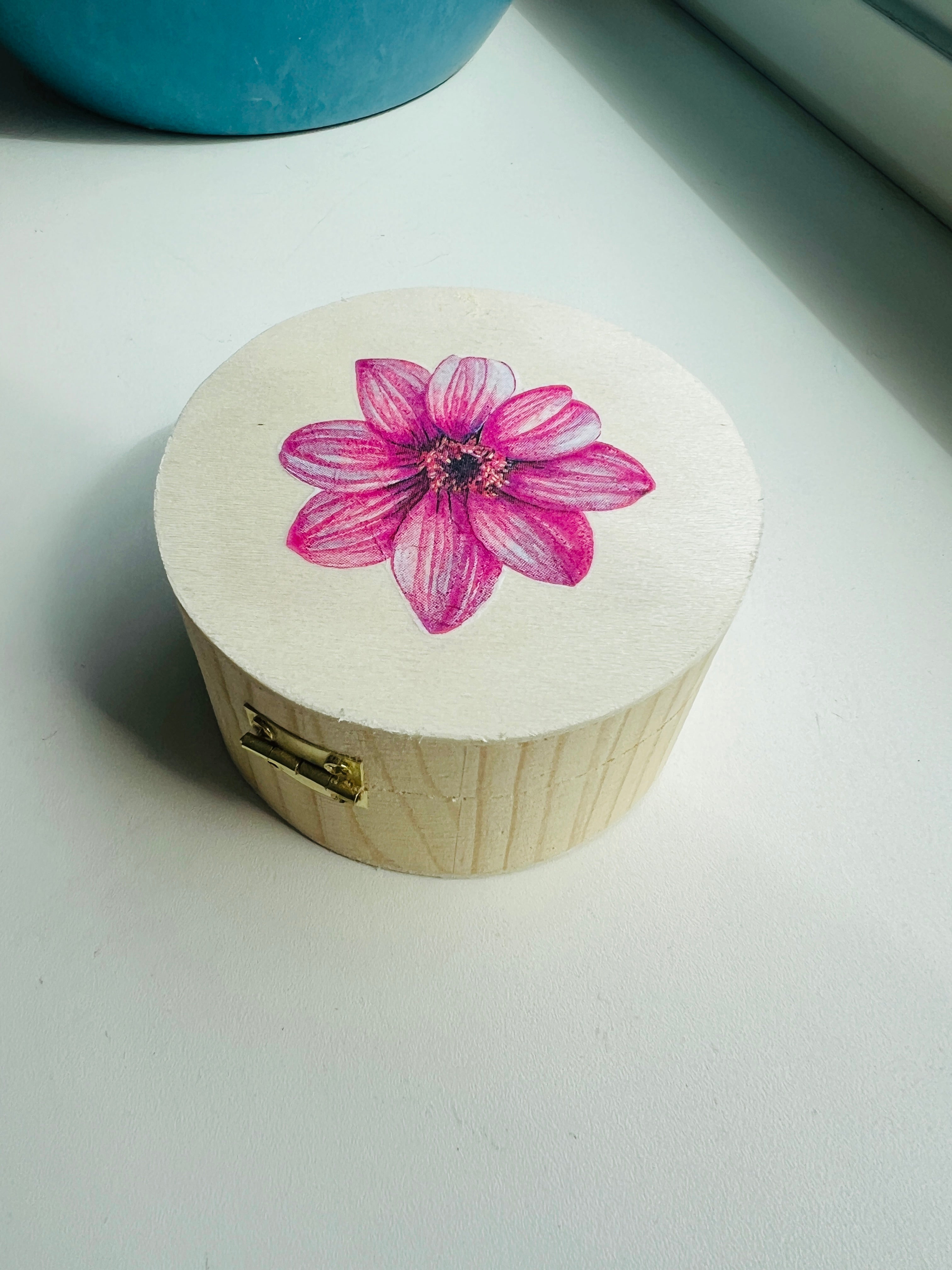 Houten doosje donkerroze bloem