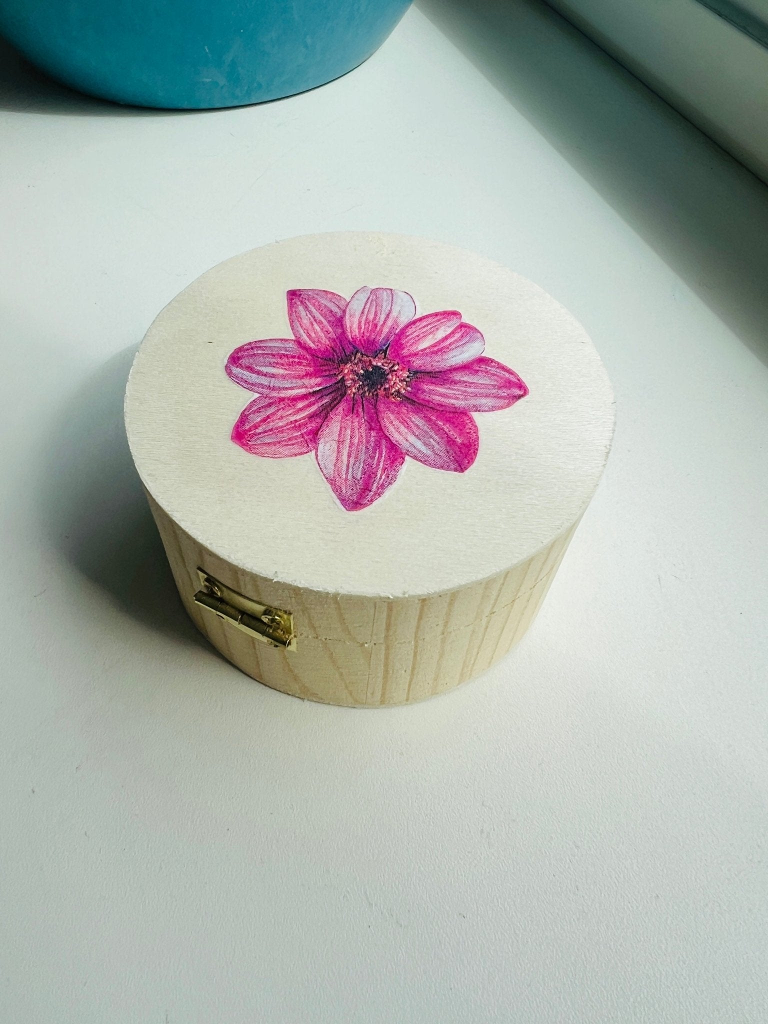 Holzkästchen mit dunkelrosa Blume von KEY LIME STORE