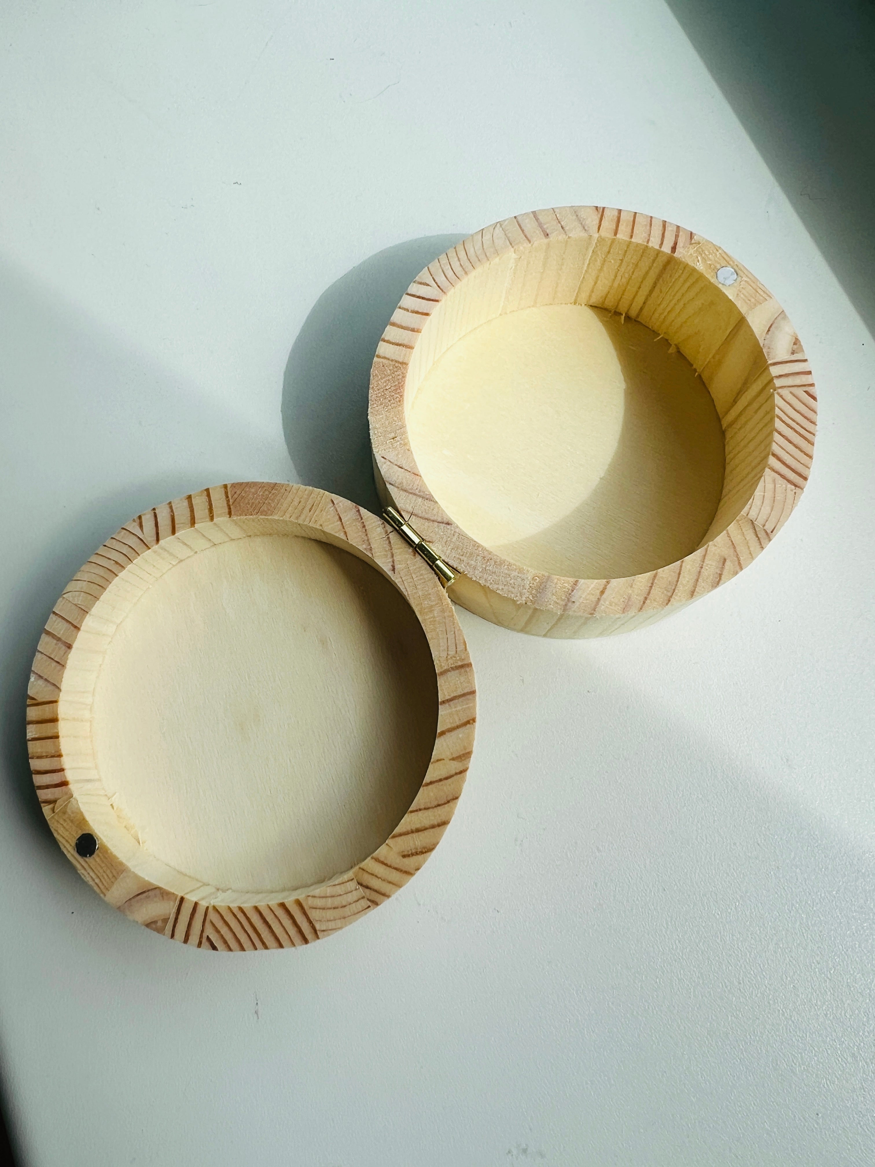 Houten doosje donkerroze bloem