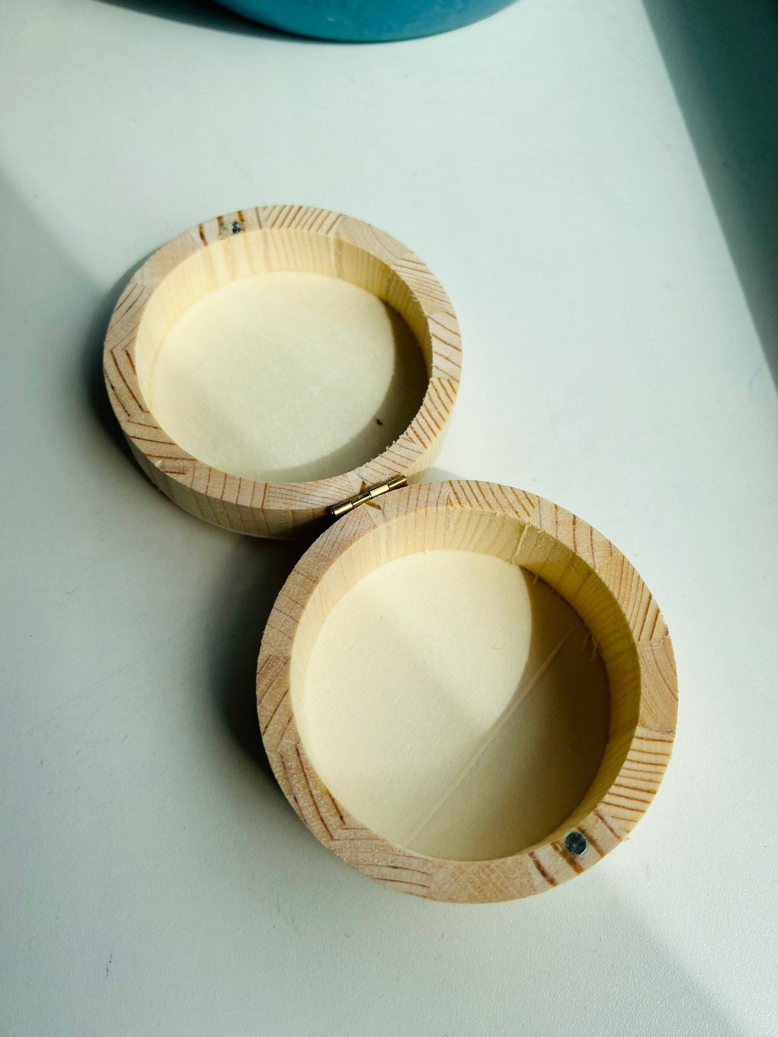 Holzkästchen mit rosa Blume von KEY LIME STORE