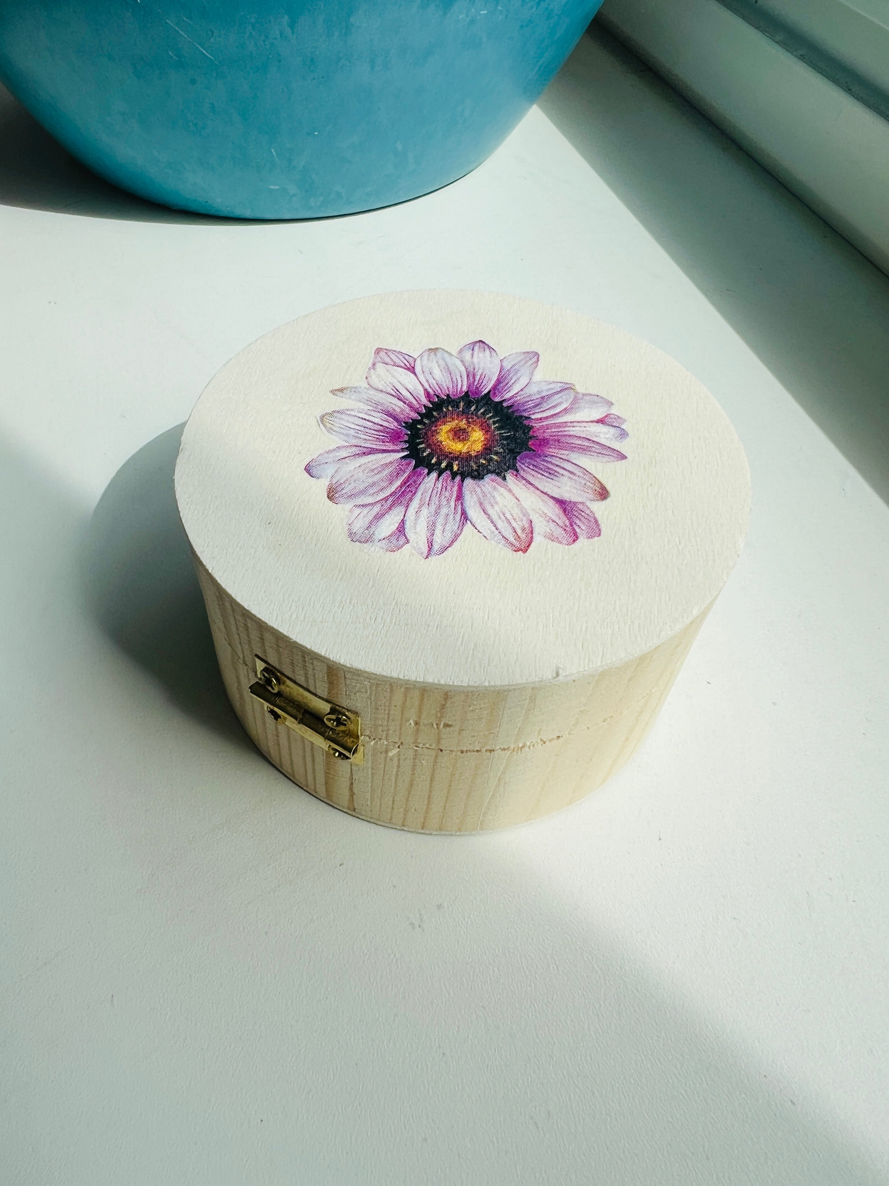 Boîte en bois avec une fleur violet clair