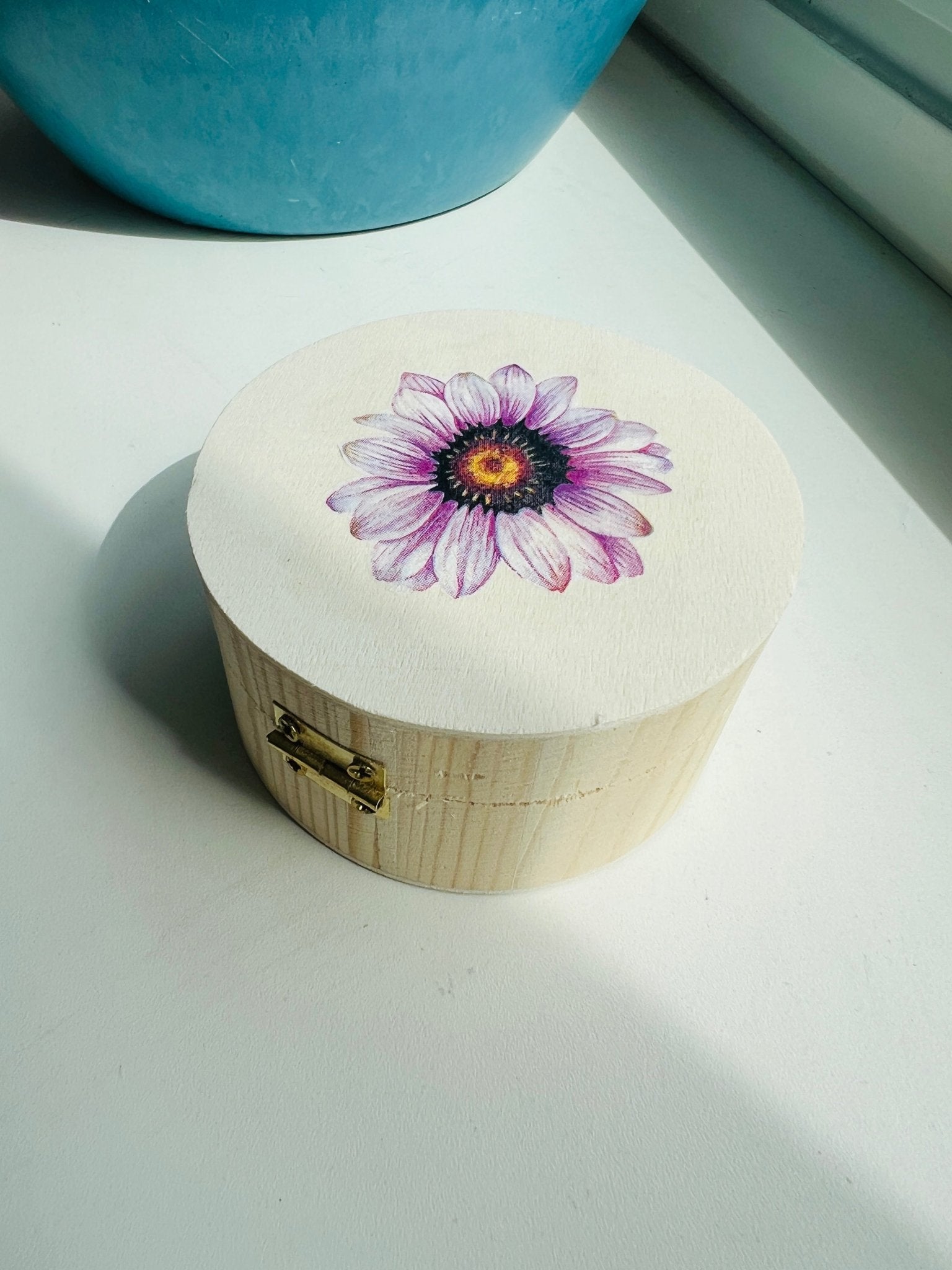 Holzkästchen mit helllila Blume von KEY LIME STORE