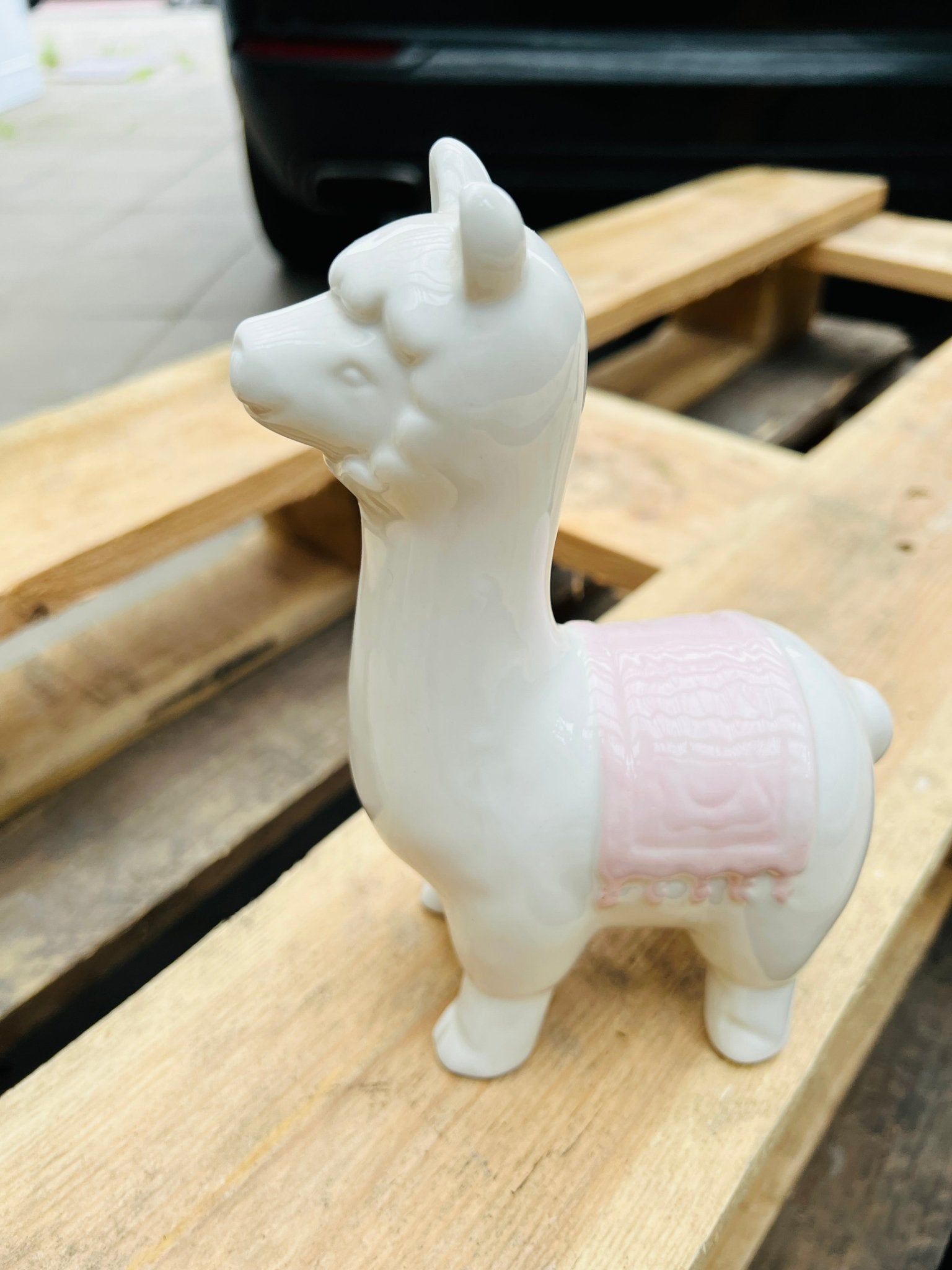 Lama-Figur aus Keramik von KEY LIME STORE