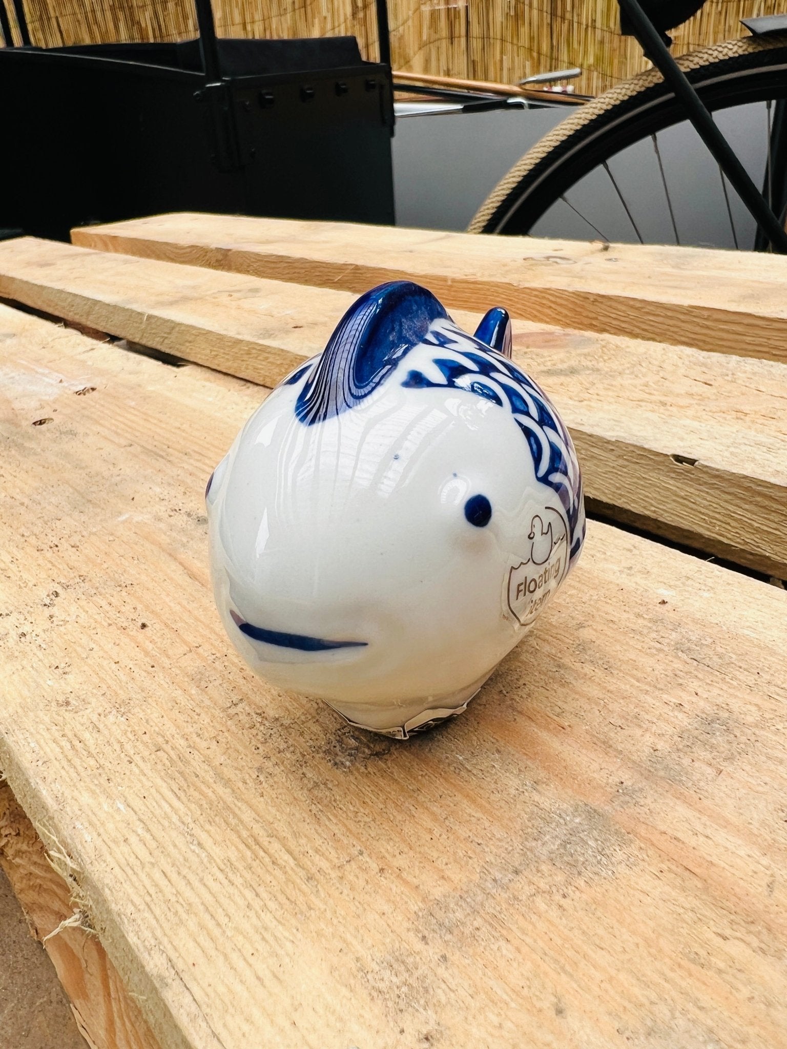 Weiß-blauer Fisch aus Keramik von KEY LIME STORE