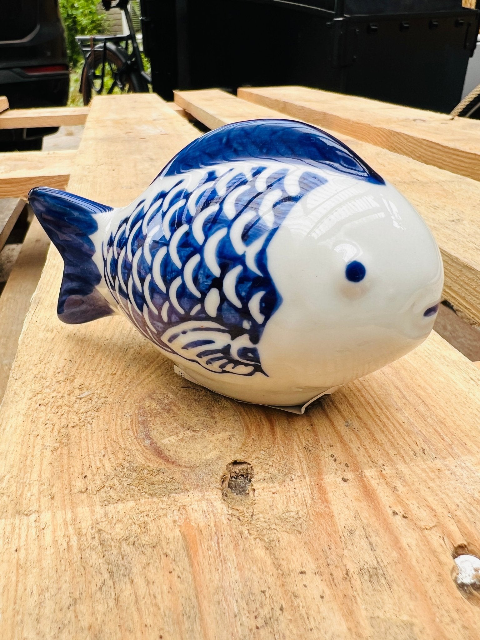 Weiß-blauer Fisch aus Keramik von KEY LIME STORE