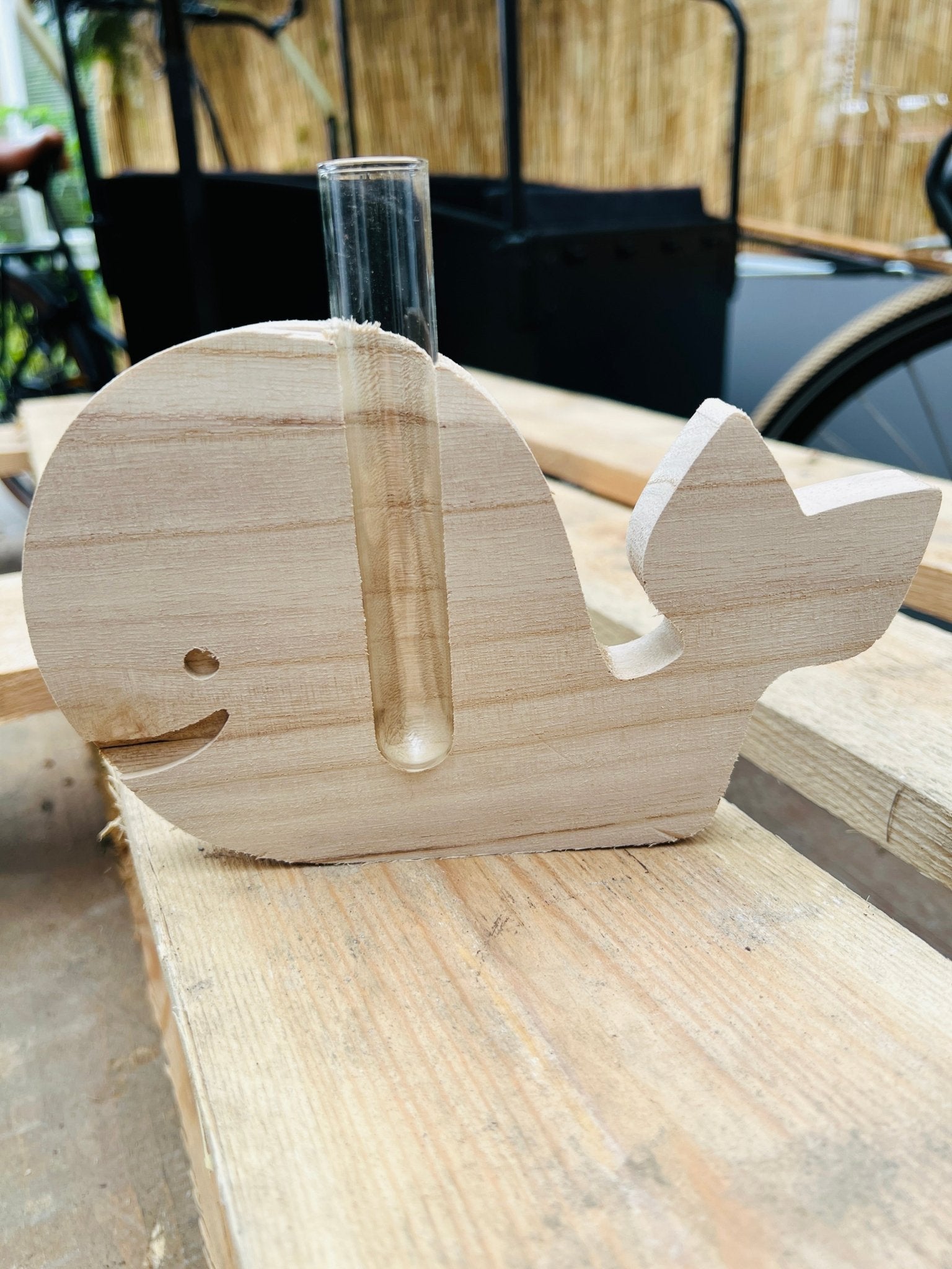Houten walvis met vaasje by KEY LIME STORE