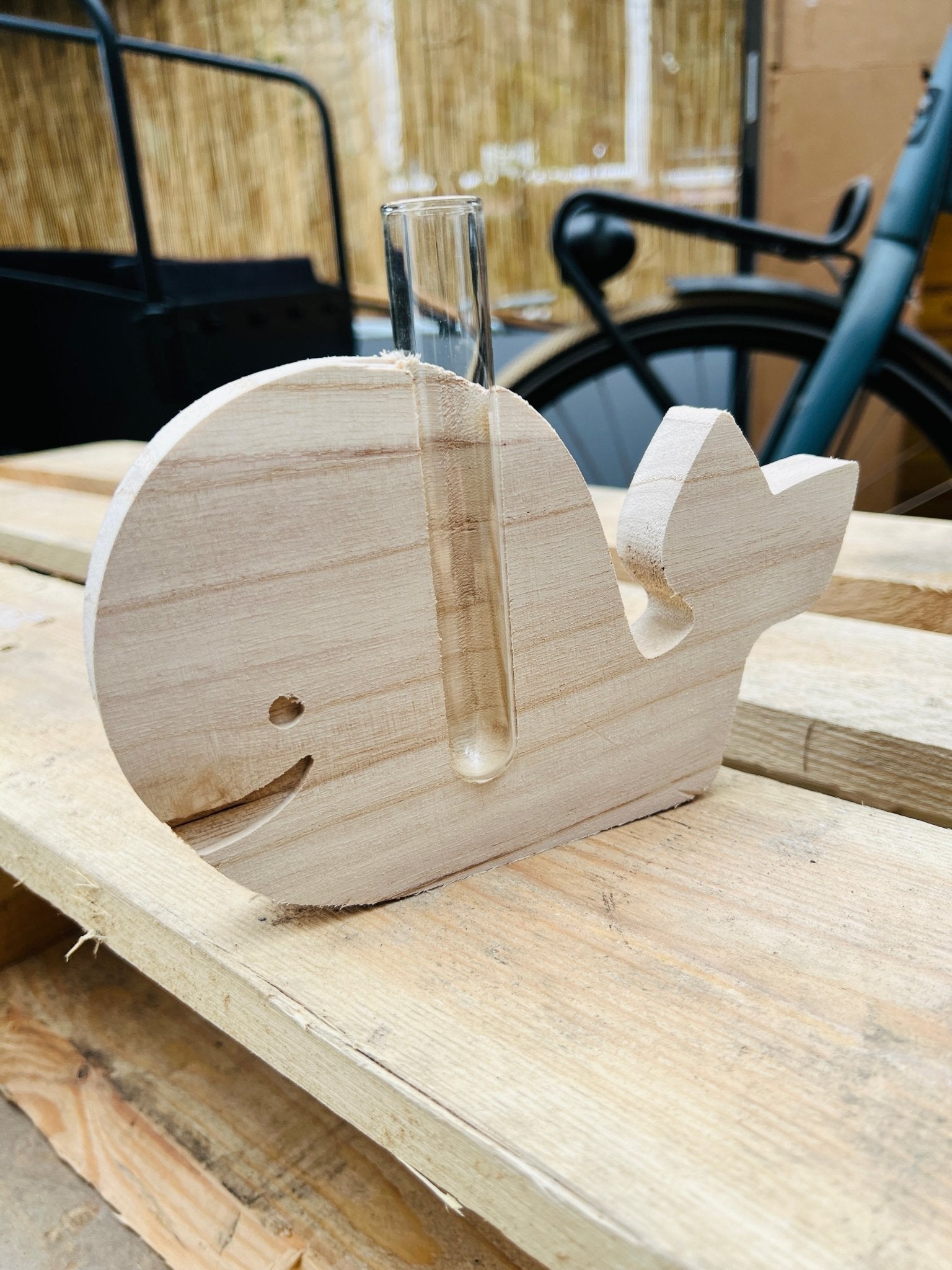 Houten walvis met vaasje by KEY LIME STORE