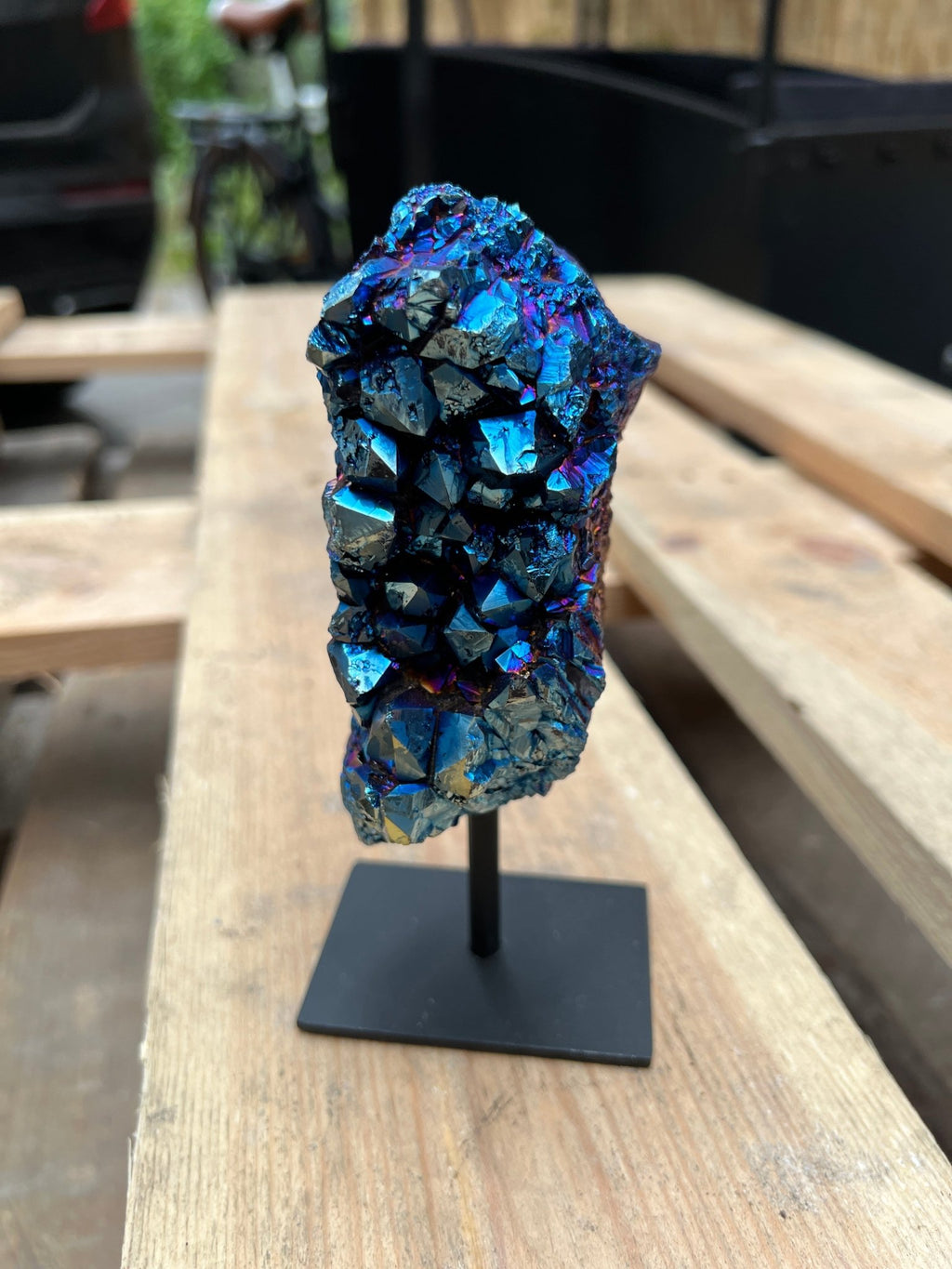 Amethyst mit blauer Regenbogen-Aura auf Sockel von KEY LIME STORE