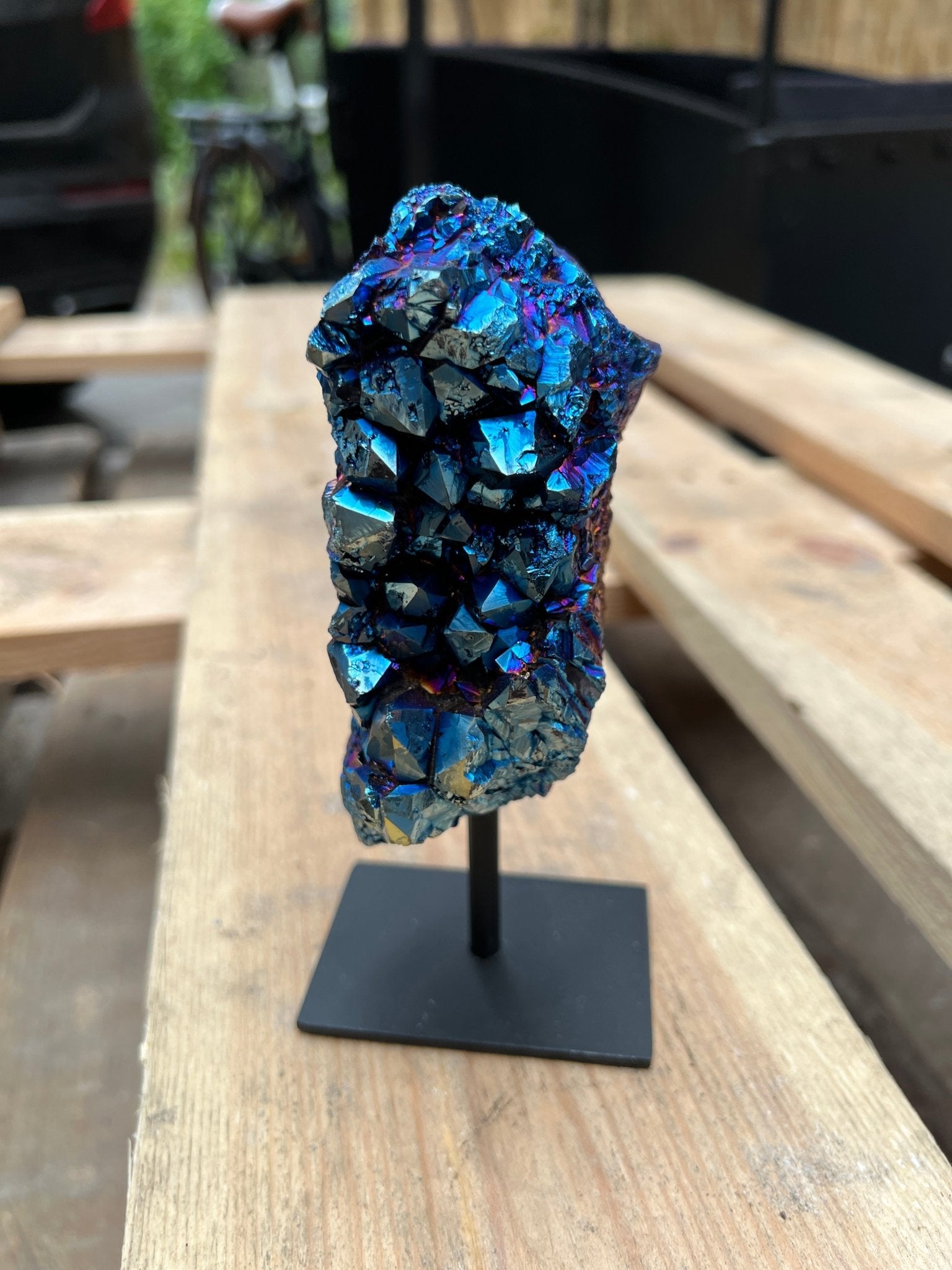 Amethyst mit blauer Regenbogen-Aura auf Sockel von KEY LIME STORE