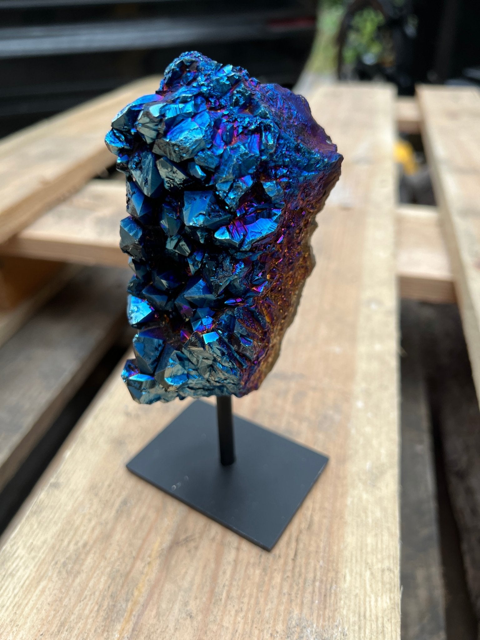 Amethyst mit blauer Regenbogen-Aura auf Sockel von KEY LIME STORE