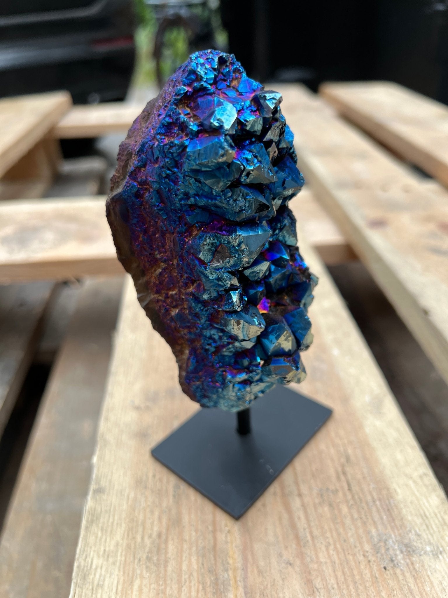 Amethyst mit blauer Regenbogen-Aura auf Sockel von KEY LIME STORE