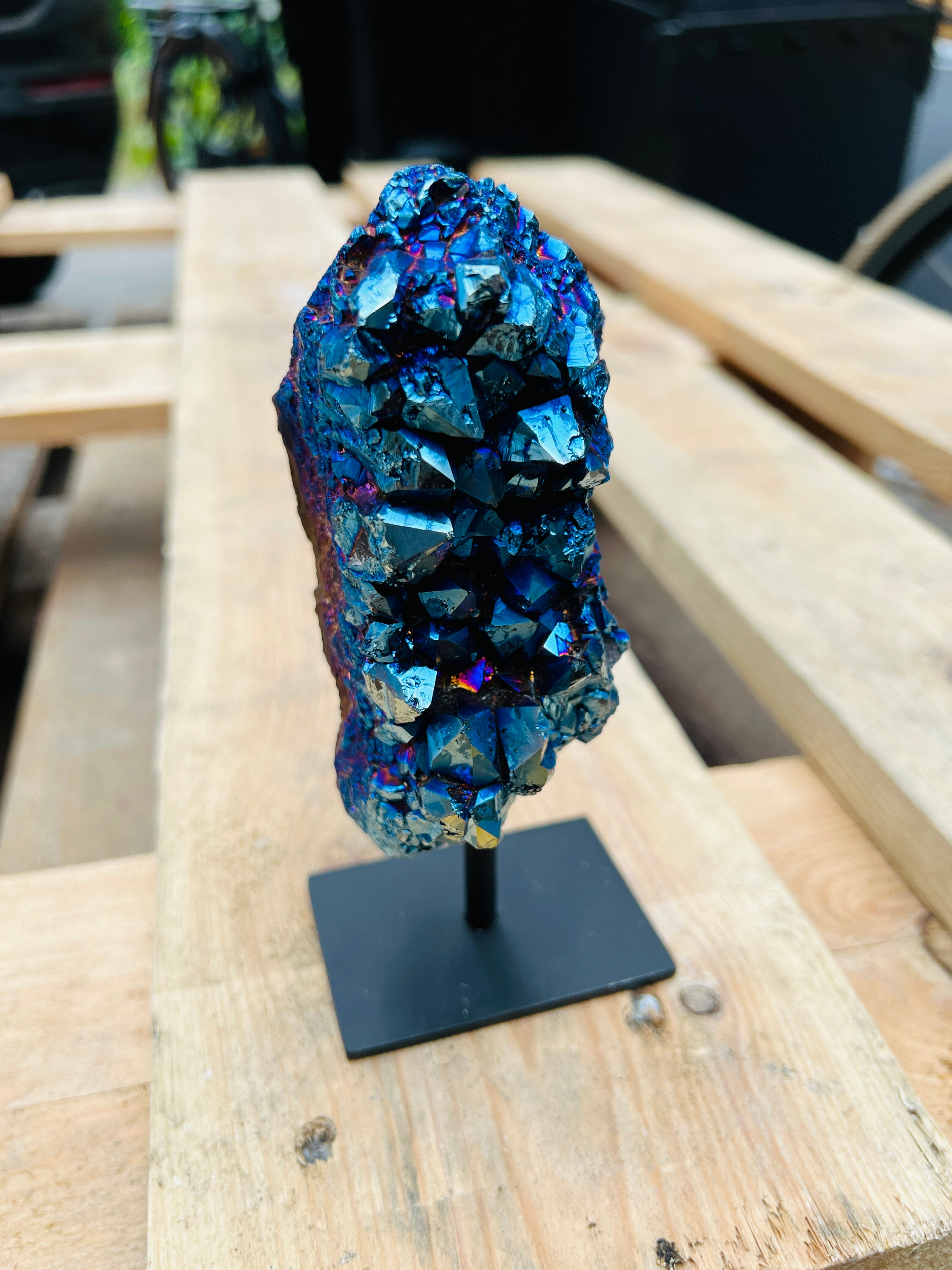 Amethist coated blauw regenboog aura op standaard