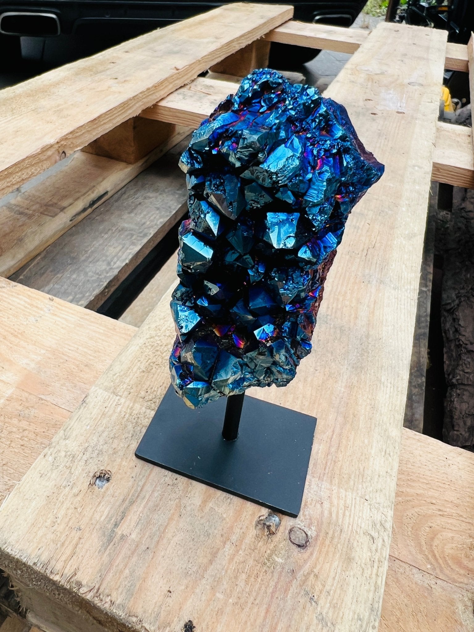 Amethyst mit blauer Regenbogen-Aura auf Sockel von KEY LIME STORE