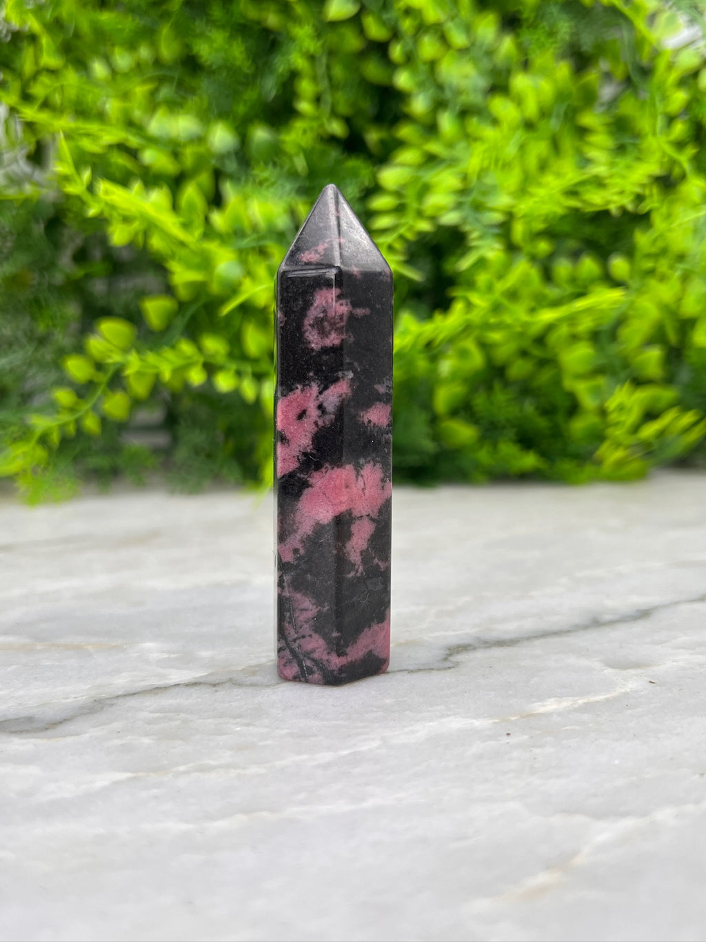 Rhodonit-Turm (8 cm) von KEY LIME STORE
