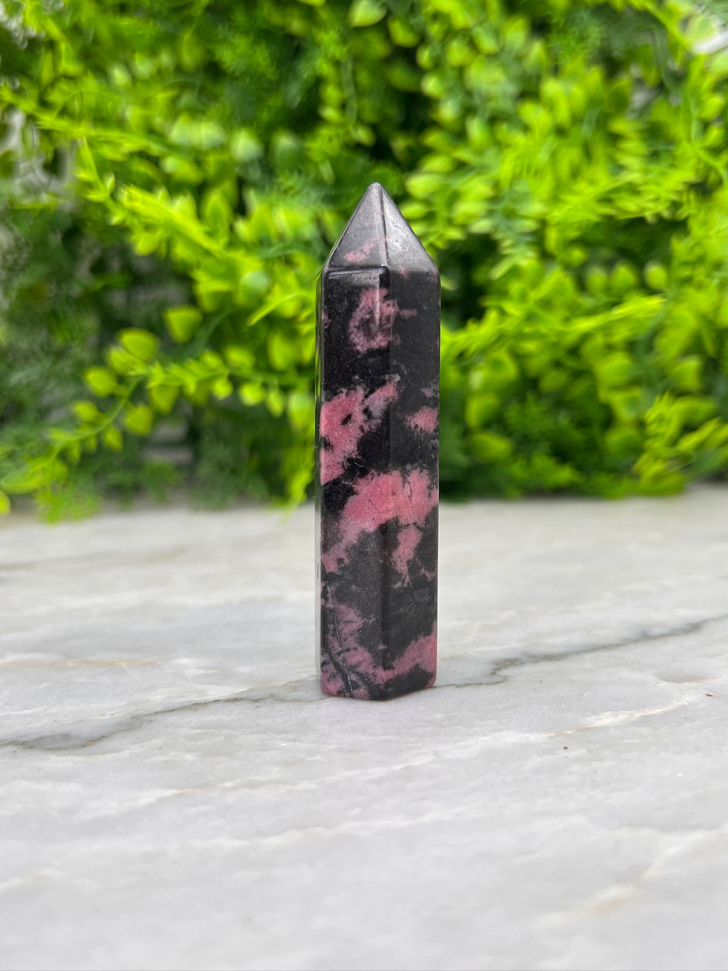 Rhodonit-Turm (8 cm) von KEY LIME STORE