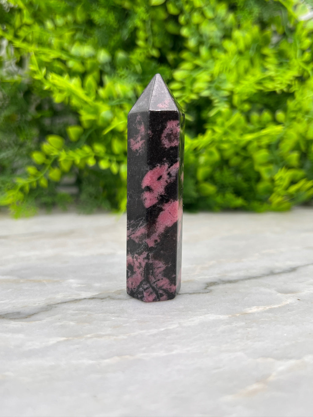 Rhodonit-Turm (8 cm) von KEY LIME STORE