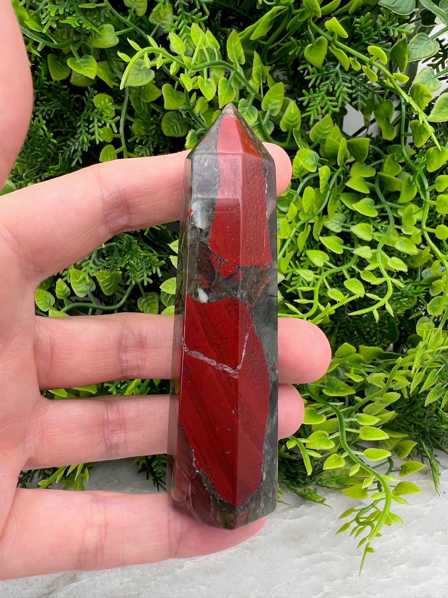 Drachenblut-Jaspis-Turm (8 cm) von KEY LIME STORE
