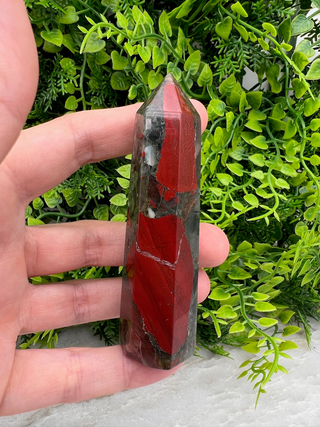 Drachenblut-Jaspis-Turm (8 cm) von KEY LIME STORE