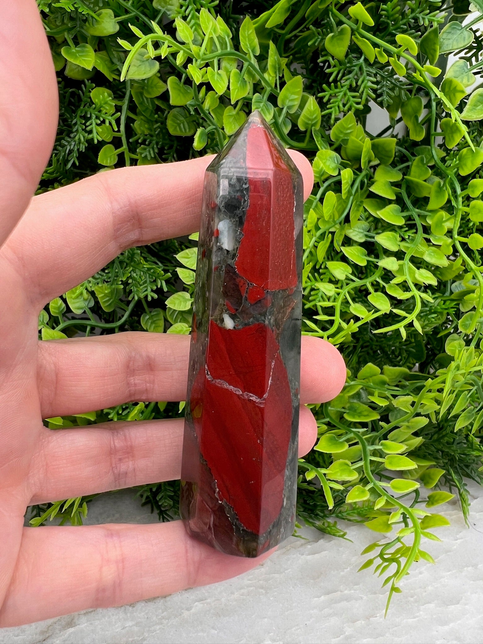 Drachenblut-Jaspis-Turm (8 cm) von KEY LIME STORE
