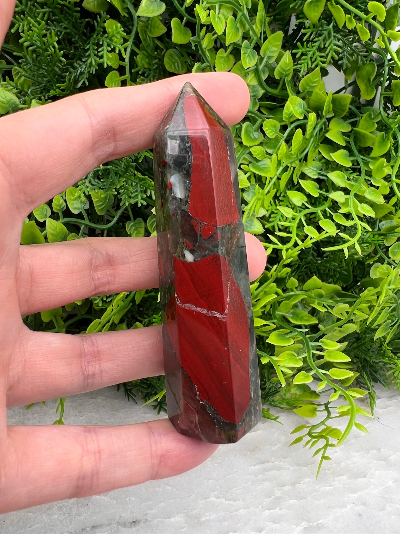 Drachenblut-Jaspis-Turm (8 cm) von KEY LIME STORE