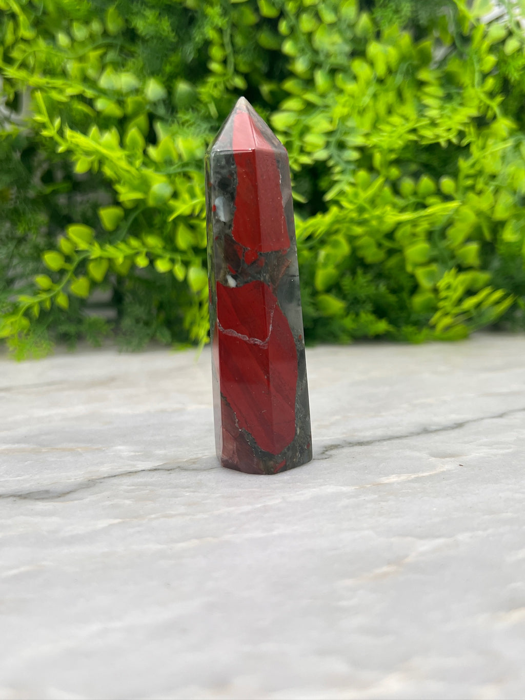 Drachenblut-Jaspis-Turm (8 cm) von KEY LIME STORE