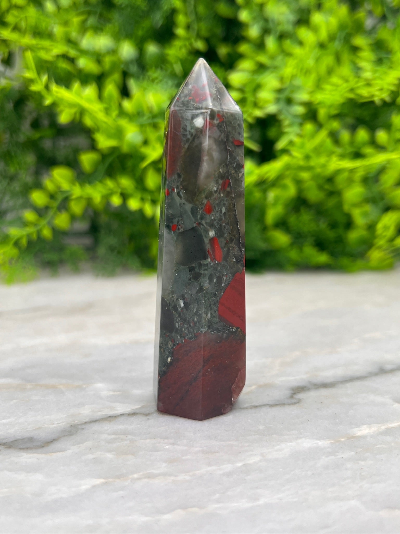 Drachenblut-Jaspis-Turm (8 cm) von KEY LIME STORE