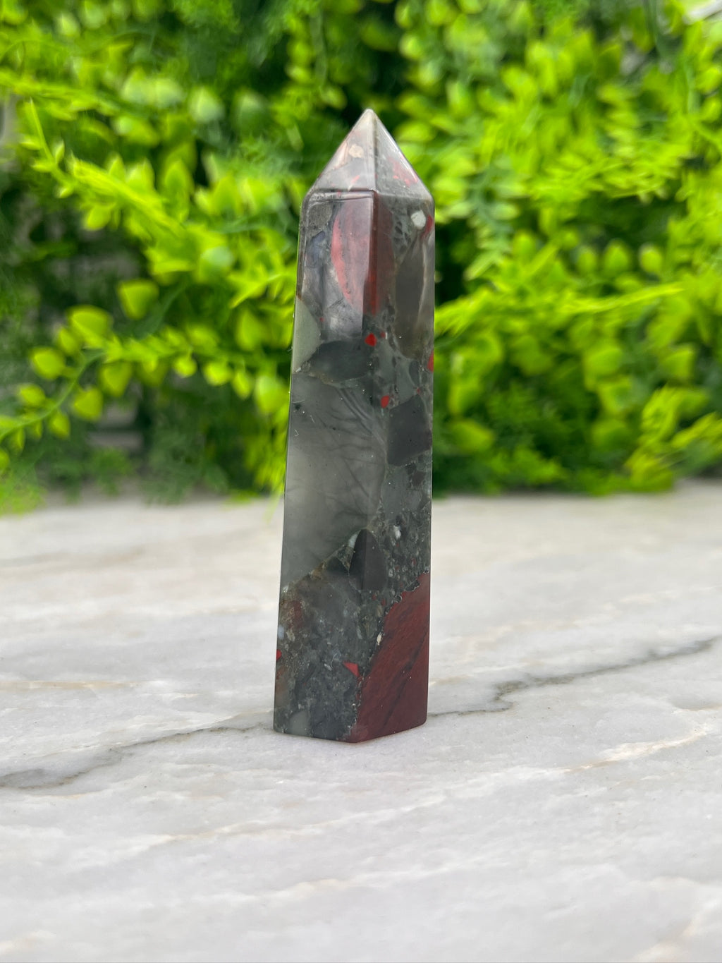 Drachenblut-Jaspis-Turm (8 cm) von KEY LIME STORE