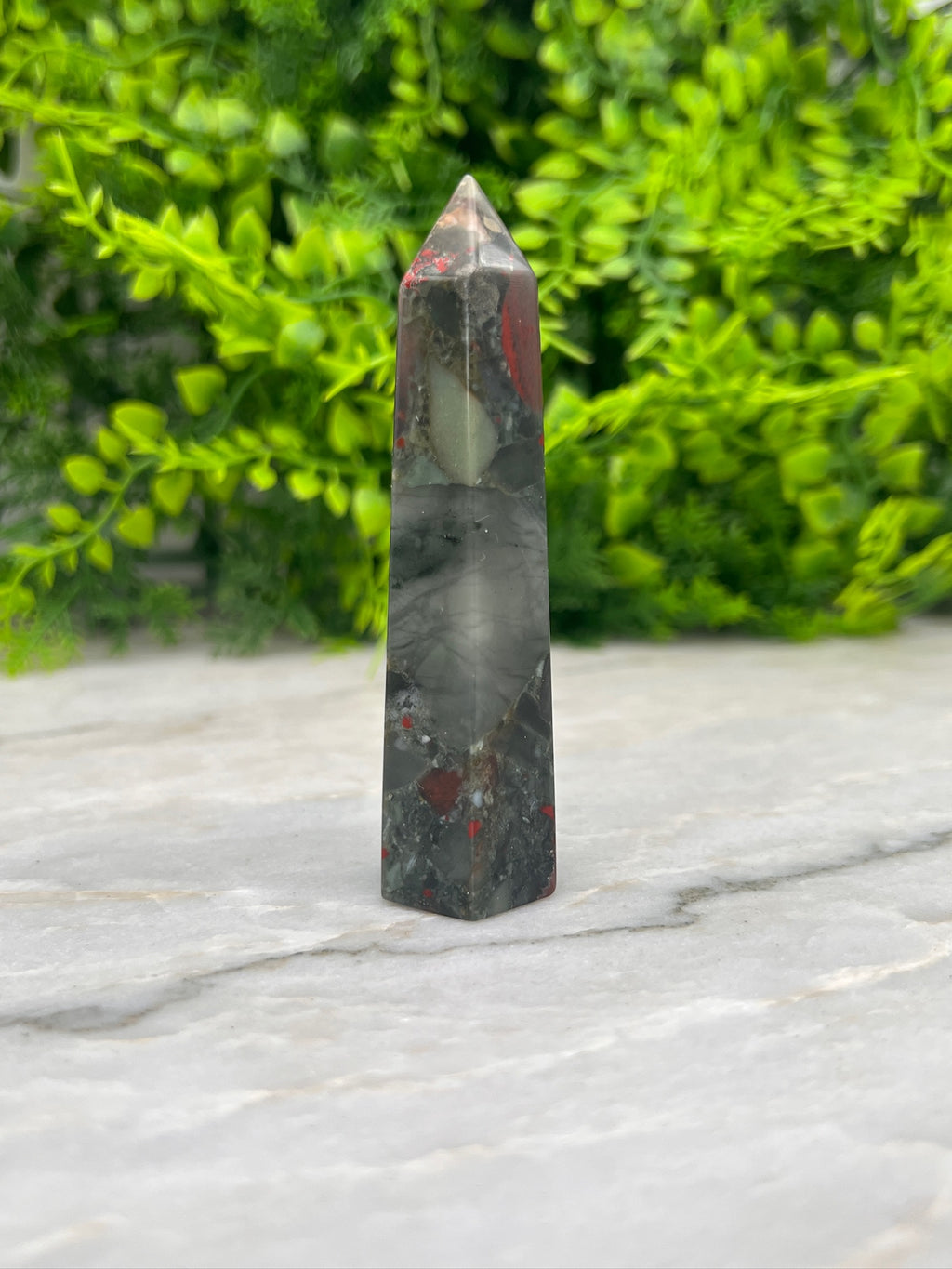 Drachenblut-Jaspis-Turm (8 cm) von KEY LIME STORE
