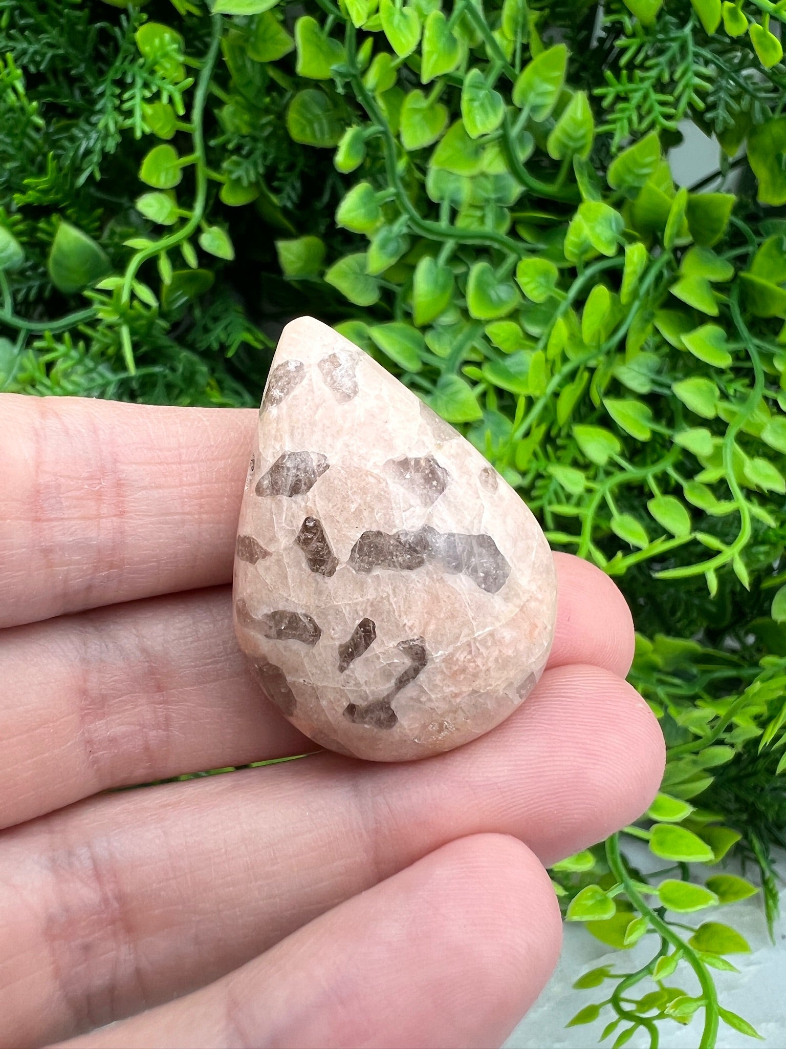 Anhänger aus rosa Zebra-Feldspat (37 mm) von KEY LIME STORE
