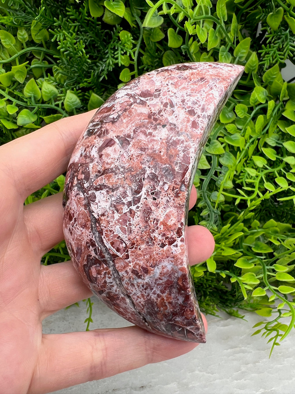 Druzen-Roter-Jaspis in Mondform (9 cm) von KEY LIME STORE