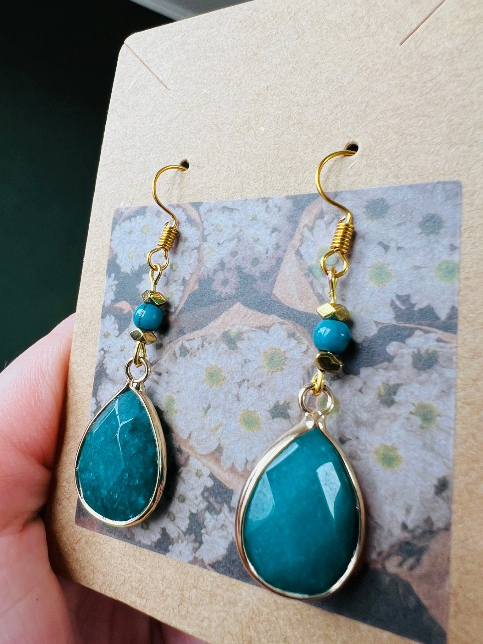 Groen gouden oorbellen by KEY LIME STORE