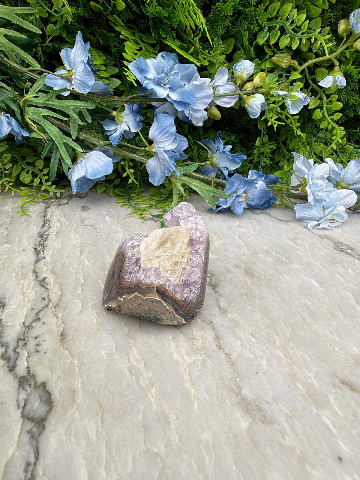 Amethist cluster met Calciet en Agaat