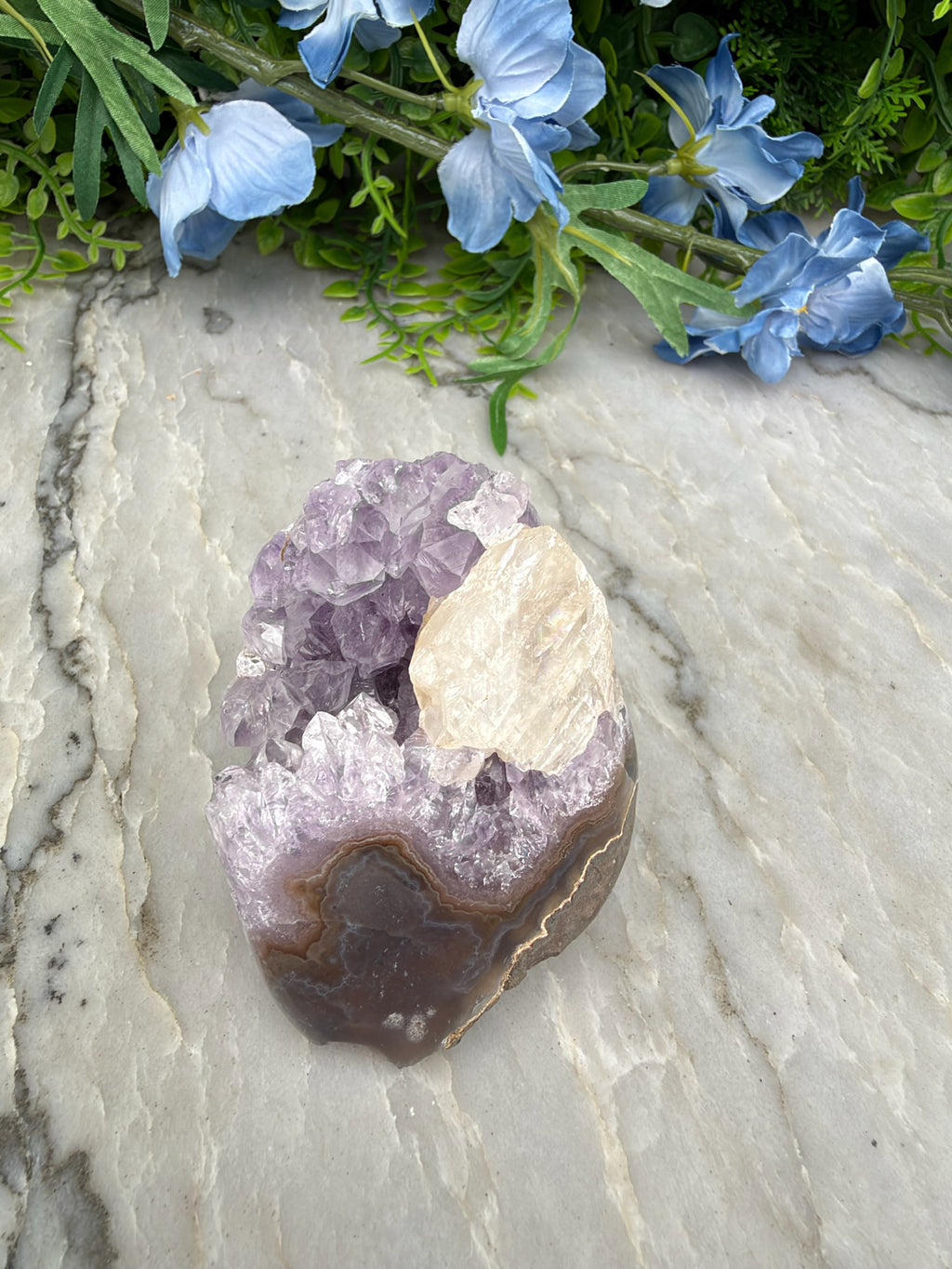 Amethist cluster met Calciet en Agaat