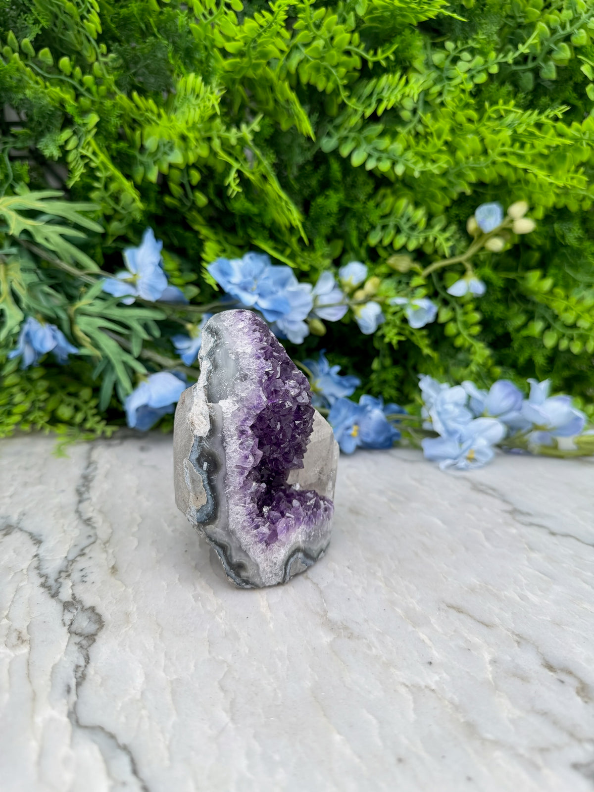 Amethist cluster met Calciet