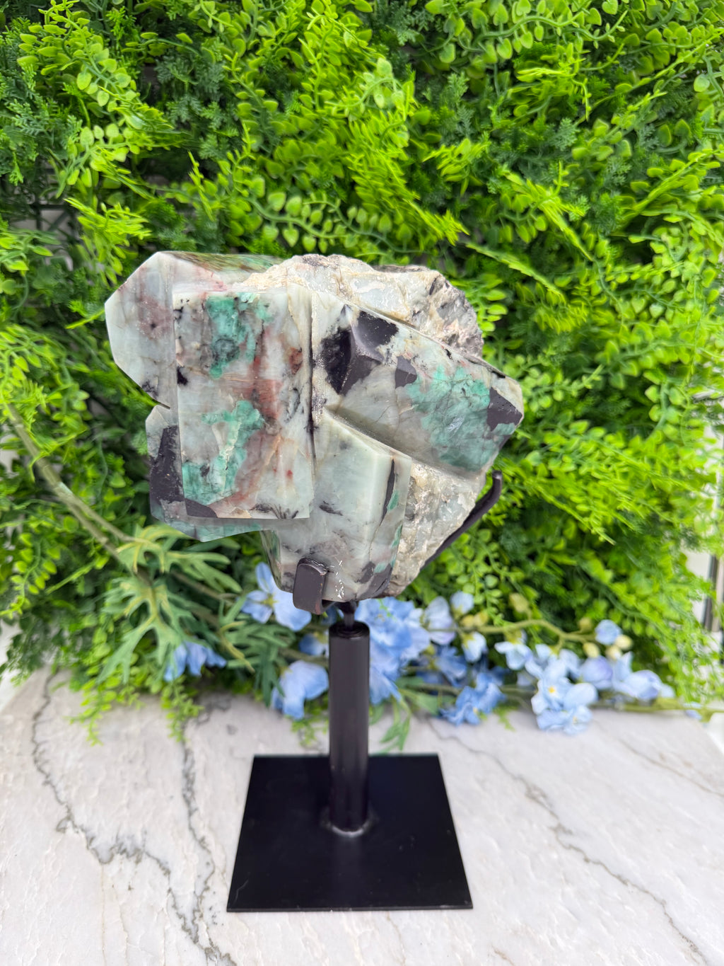 Special - Smaragd (Brazilië) half gepolijst op draaiende standaard (6820 gr/31 cm)