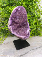 Amethist op standaard by KEY LIME STORE