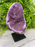 Amethist op standaard by KEY LIME STORE