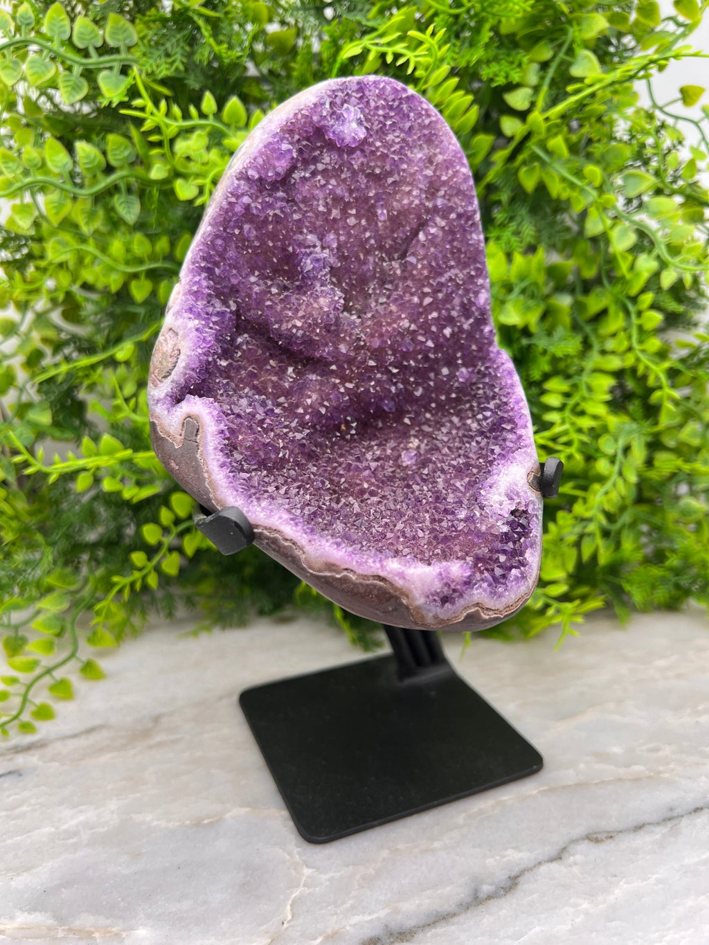Amethist op standaard by KEY LIME STORE