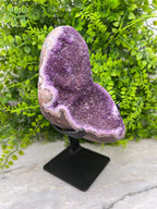 Amethist op standaard by KEY LIME STORE