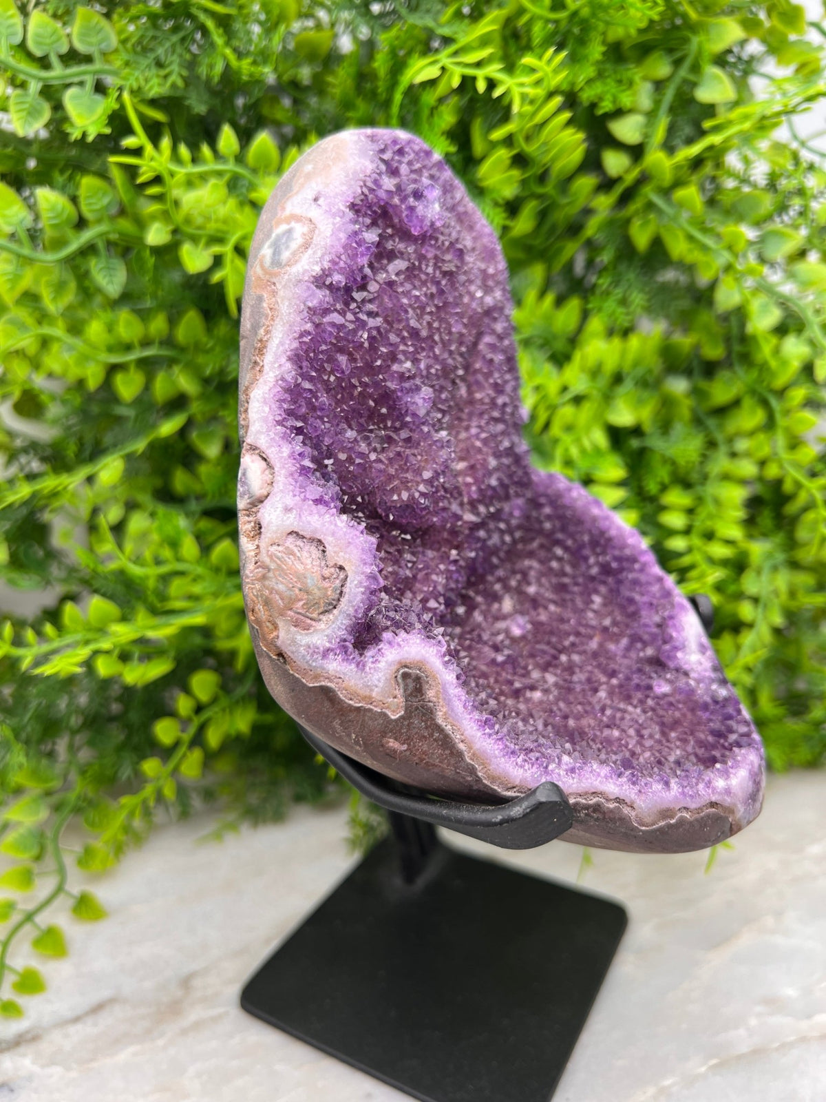 Amethist op standaard by KEY LIME STORE