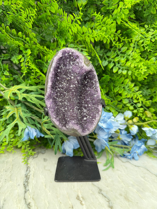 Egg-shaped amethyst cluster on a stand (756 gr/20 cm)