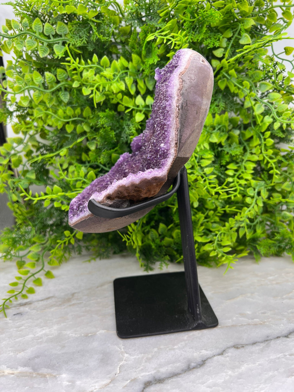 Amethist op standaard by KEY LIME STORE